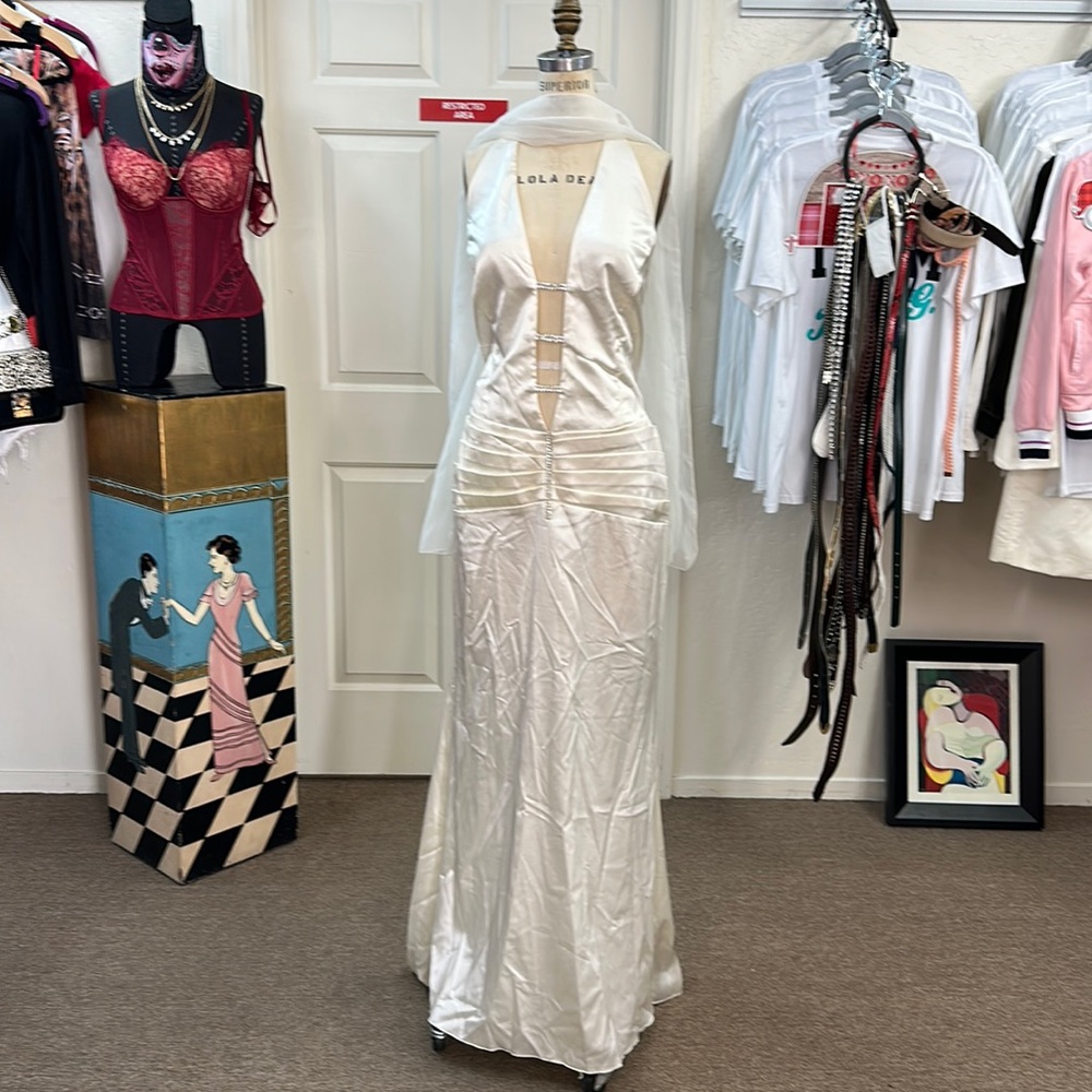 Beautiful long dress to bride can be good